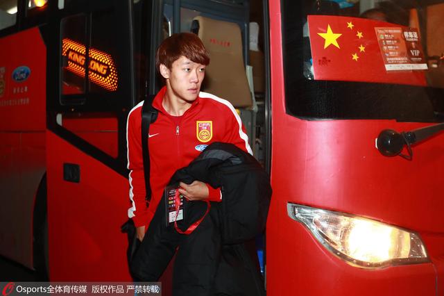 杰昆·菲尼克斯在photocall环节背头 《加勒比海盗4》中文预告片 “杰克船长”疯玩 2010-12-16 日前，新片《加勒比海盗4》的正式预告片在加州的迪士尼乐园与广大影迷见面了，电影网独家编译中文字幕。