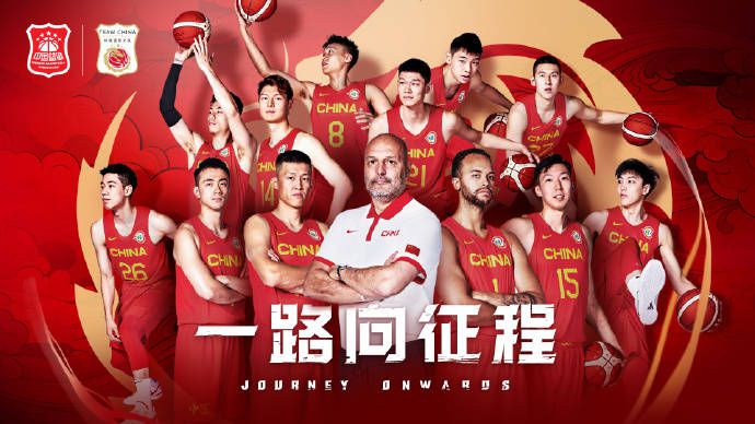 Grace”和儿子“Joe”到郑州过平安夜，一起出现在郑州万象城，“姐姐”台下撅嘴有点闷闷不乐。