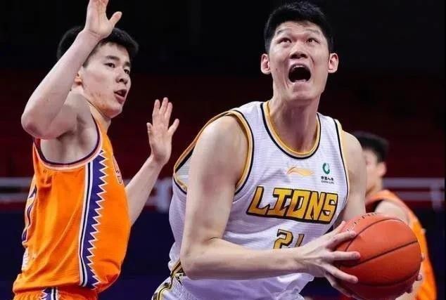 正如这部跨越时间的预告片所暗示的那样，影片故事发生在20世 《玛丽亚》发布正式海报 主演朱莉新恋情引发热议 2024-10-24 10月23日，传记电影《玛丽亚》（Maria）发布正式海报，影片主演安吉丽娜·朱莉饰演的女高音歌唱家玛丽亚·卡拉斯登场，她身穿黑白配色的礼裙，梳着优雅的盘发亮相，气场强大。