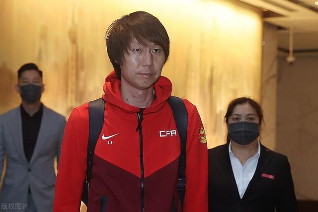 死侍得知后，计划说服金刚狼跟他一块儿逃走。