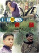 怀中小七（哈珀·赛雯·贝克汉姆）身穿小碎花罩衫，左顾右盼呆萌惹人爱。